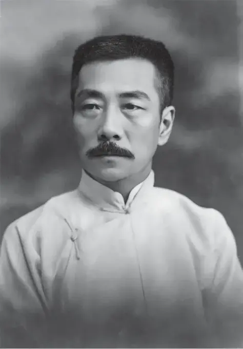鲁迅五十岁生辰照，1930 年 9 月 25 日摄于上海。北京鲁迅博物馆藏。