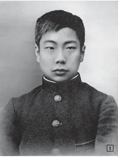 鲁迅“断发照”，摄于 1903 年。