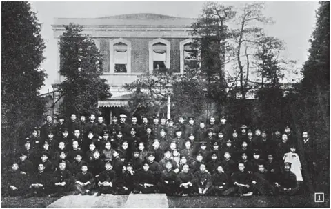 1902 年浙江籍留日学生合影。原书图注注明：第 4 排左起第 14 人为鲁迅。